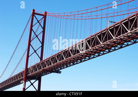 Blick auf den 25. April Brücke in Lissabon, Portugal. Stockfoto