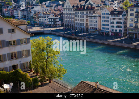 Ein Blick auf die Limmat fließt durch die Stadt Zürich, Schweiz Stockfoto