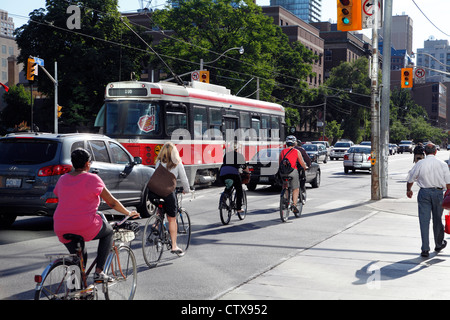 Toronto Juni 2012, morgen Pendler an der College Street University Avenue, bei warmen Sommerwetter. Toronto-2012 Stockfoto