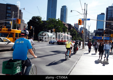 Toronto Juni 2012, morgen Pendler an der College Street University Avenue, bei warmen Sommerwetter. Toronto-2012 Stockfoto