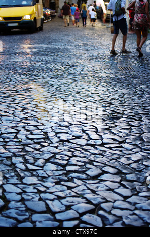 alten Pflaster in einer Straße von Lissabon Stockfoto