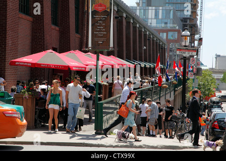 Lunch Time Diners On The Outdoor Patio At The St Lawrence Food Market In Toronto, Ontario, Kanada, 26. Juni 2012 Stockfoto