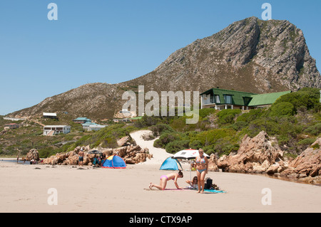 Urlauber, die zum Sonnenbaden am Strand von Rooi Els auf der Cape Whale Coast in der Nähe von Gordons Bay, Western Cape Südafrika Stockfoto