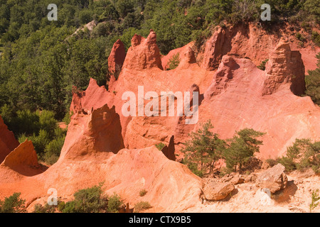 Colorado Provencal ockerfarbenen Felsen in der Provence. Stockfoto