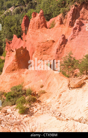 Colorado Provencal ockerfarbenen Felsen in der Provence. Stockfoto