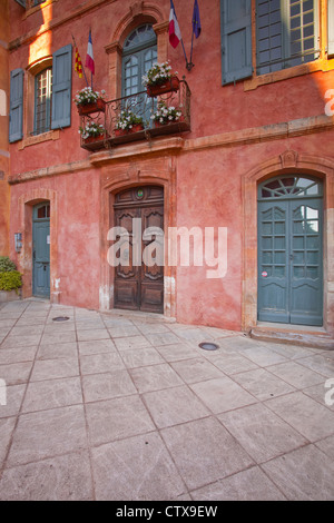 Das Rathaus oder die Mairie des Roussillon in der Provence. Stockfoto