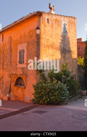 Ein altes Haus im Dorf Roussillon in der Provence. Stockfoto