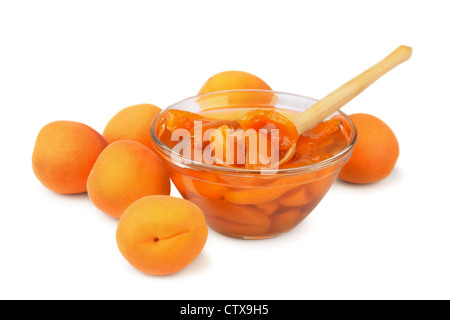 Marillenmarmelade und einigen frischen Aprikosen, isoliert auf weiss Stockfoto