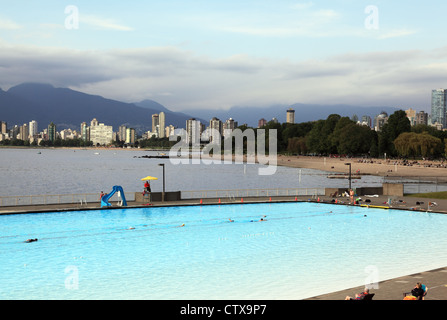 Skyline von Vancouver aus Kitsilano Schwimmbad betrachtet. Stockfoto