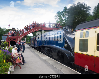 Zug, gezogen von Loocomotive 60007 Sir Nigel Gresley Ankunft an der North Yorkshire Moors Railway Goathland station Stockfoto