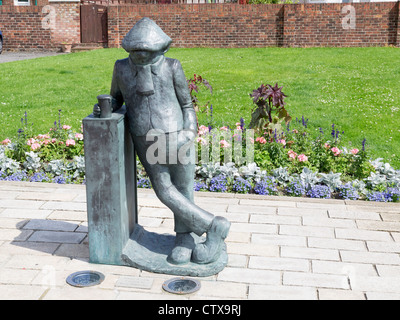 Eine Bronzestatue des bekannten Zeichentrickfigur Andy Capp an der Landzunge Hartlepool Co Durham, Haus seines Schöpfers Reg Smythe Stockfoto