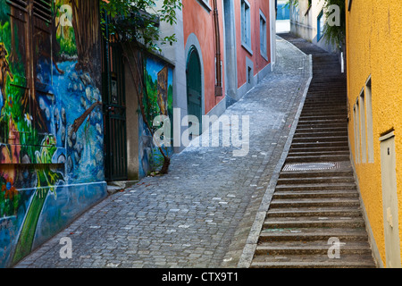 Eine steile Gasse mit Treppe in Zürichs Altstadt, Schweiz Stockfoto