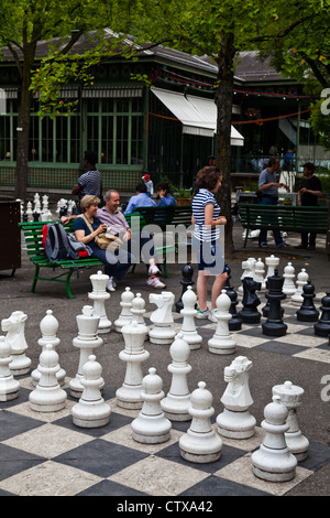 Menschen beobachten und spielen Schach im Parc des Bastions in Genf, Schweiz Stockfoto