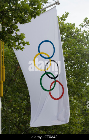 Olympische Ringe auf Flaggen in der City of London für die 2012 Olympischen Spiele England-symbol Stockfoto