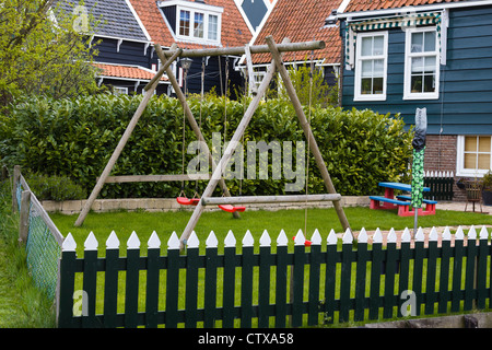 Schaukel und Spielzeug im Hof bei Marken, einem Fischerei- und Tourismusdorf in Nordholland, Niederlande Stockfoto