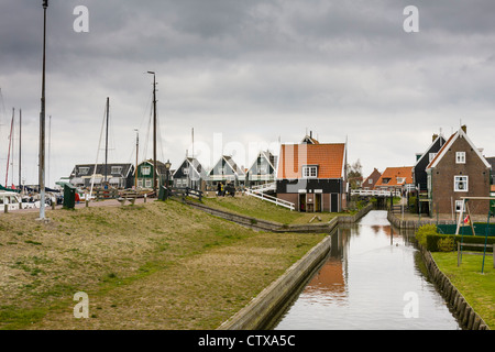 Kanäle bei Marken, einem Fischerei- und Tourismusdorf in Nordholland, Niederlande, an einem regnerischen Tag. Stockfoto