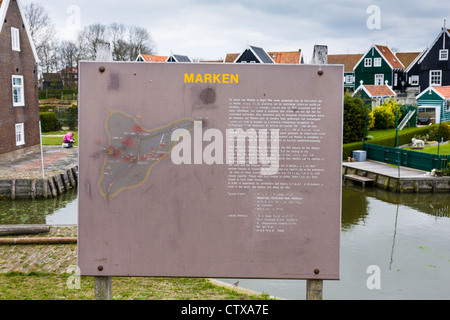 Historisches Veranstaltungsschild im Hafengebiet in Marken, einem Fischerei- und Tourismusdorf in Nordholland, Niederlande. Stockfoto