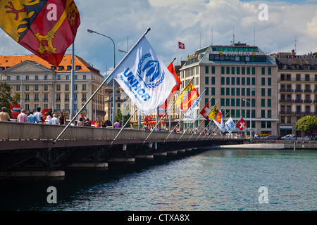 Fahnen auf der Pont-du-Mont-Blanc in Genf, Schweiz Stockfoto