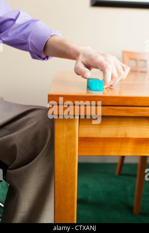 Mensch, die Pille Fall Abholung Stockfoto