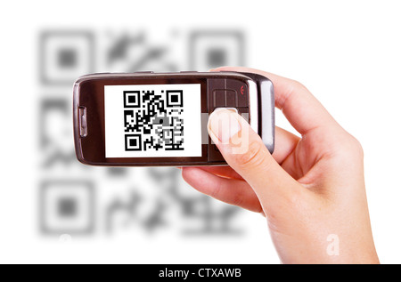 Menschliche Hände halten smart Phone und QR-Code Scannen Stockfoto