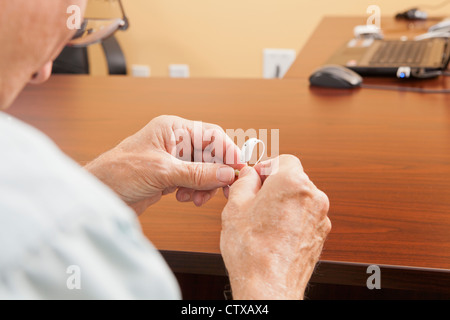 Patienten, die Wahl Hörgerät Farbe mit einem Audiologen Stockfoto