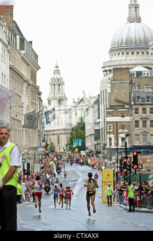 Frauen London 2012 Olympische Marathon St. Pauls Kathedrale in der Ferne Stockfoto