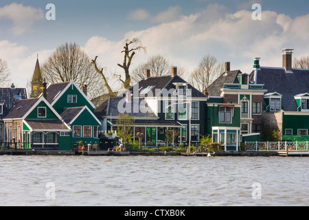 Häuser am Fluss Zaans gegenüber dem Zaanse Schans National Park und Museum in Nordholland, Niederlande. Stockfoto
