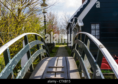 Fußbrücke im Zaanse Schans Nationalpark und Museum in Nord-Holland, Niederlande. Stockfoto