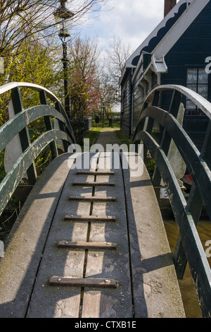 Fußbrücke im Zaanse Schans Nationalpark und Museum in Nord-Holland, Niederlande. Stockfoto