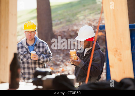 Tischler auf Kaffeepause auf einer Baustelle Stockfoto