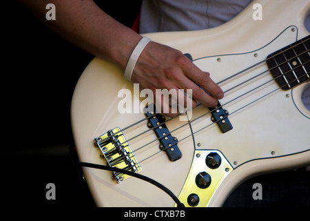 Eine Fender Jazz Bass-Gitarre ist auf der Bühne gespielt. Stockfoto