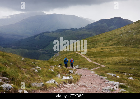 Wanderer steigen die Ben Nevis-Wanderweg in der Nähe von Lochan Meall ein t-Suidhe Stockfoto