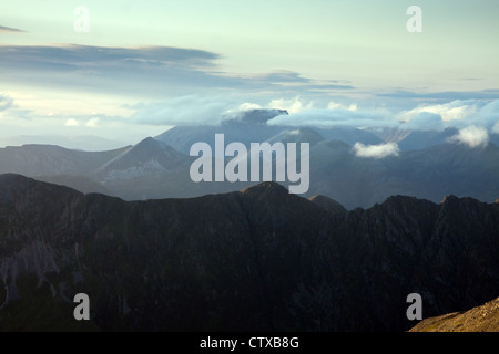 Ben Nevis in der Ferne, teilweise eingehüllt in Cloud mit Aonach Eagach im Vordergrund Stockfoto