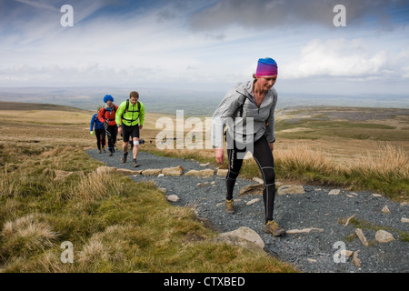 Nicky Spinks mit Wettbewerbern in der Fellsman begegnen den Pfad bis Ingleborough Stockfoto