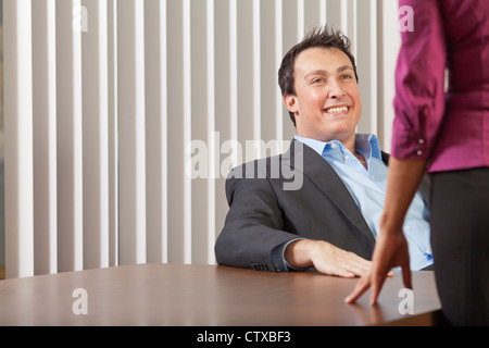 Chef lächelte Geschäftsfrau Stockfoto