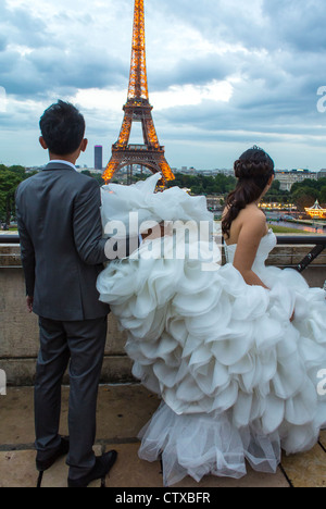 Paris, Frankreich, chinesische Hochzeit, frisch vermählte Paare besuchen Trocadero, Eiffelturm, romantische, pariser Hochzeiten Stockfoto