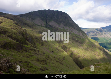 Lingmell, mit der tiefen Schlucht des Piers Gill läuft diagonal nach unten sank der Stockfoto