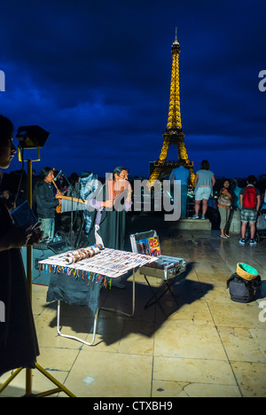 Anhören von südamerikanischen Indianern traditionellen Musizierens in der Abenddämmerung Trocadero, Eiffelturm, Paris, Frankreich,-Touristen Stockfoto