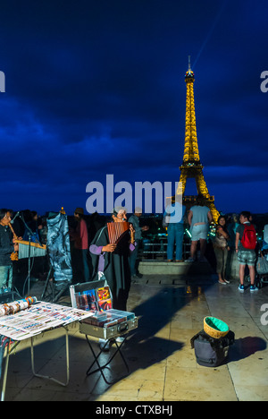 Anhören von südamerikanischen Indianern traditionellen Musizierens in der Abenddämmerung Trocadero, Eiffelturm, Paris, Frankreich,-Touristen Stockfoto