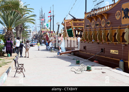 Ausflug-Stil der alten Schiff in Sousse, Tunesien. Draußen Sie am Fersen tunesischen Familie auf Sousse Stadt pier Stockfoto