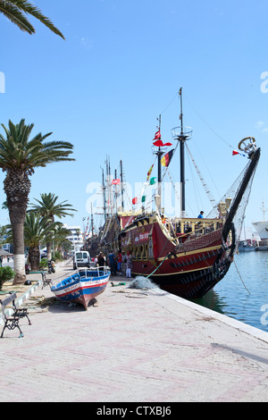 Stadt-Damm mit schönen Schiffen. Ausflug, stilisierte von alten Schiffen in Sousse, Tunesien. Stockfoto