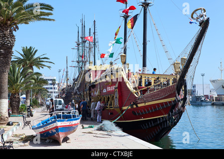 Stadt-Damm mit schönen Schiffen. Ausflug, im Stil des alten Schiffes in Sousse, Tunesien. Stockfoto