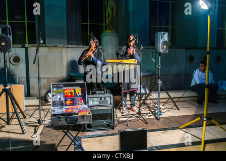 Paris, Frankreich, südamerikanische Indianer, die traditionelle Musik im Trocadero, Abenddämmerung, „Jardins du Trocadéro »“ aufführen Stockfoto