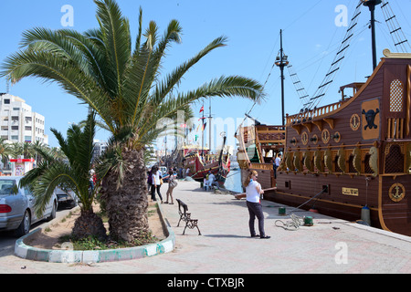 Styling von alten Schiffen im Hafen von Sousse, Tunesien, Afrika. Menschen, die am Ufer stehen Stockfoto