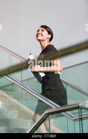 Geschäftsfrau, hinauf auf den Treppen des Bürogebäudes Stockfoto