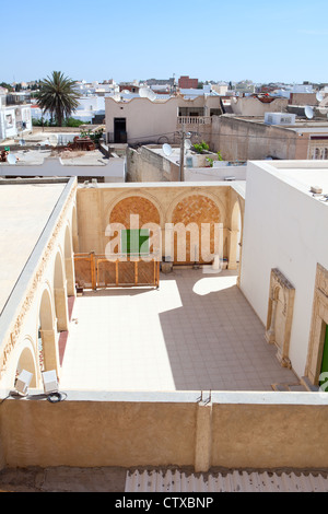 Inneren Hof des arabischen tunesischen Moschee in der kleinen Stadt am eröffnet ca. Mai 2012 in Tunesien. Stockfoto