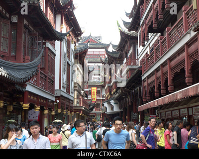 Ansicht von Käufern in einer Einkaufsstraße im Yuyuan Marktgebiet in Shanghai China Stockfoto