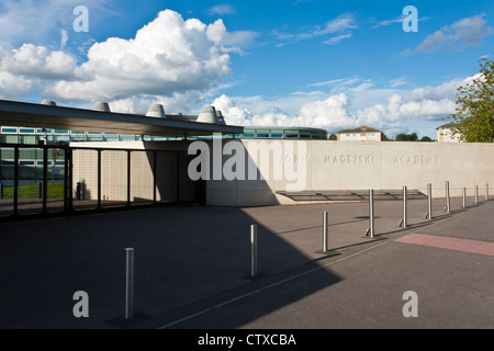 Der Eingang zum John Madejski Academy, eine weiterführende Schule in Reading, Berkshire, setzen Sie auf besondere Maßnahmen durch OFSTED Jan 2012. Stockfoto