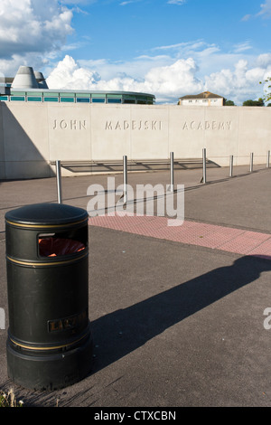 Der Eingang zum John Madejski Academy, eine weiterführende Schule in Reading, Berkshire, setzen Sie auf besondere Maßnahmen durch OFSTED Jan 2012. Stockfoto