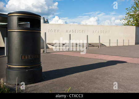 Der Eingang zum John Madejski Academy, eine weiterführende Schule in Reading, Berkshire, England, GB, UK. Stockfoto